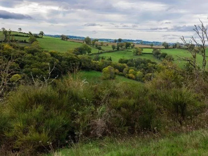 In Auvergne Near Cascade Gour Hébergement de vacances *
