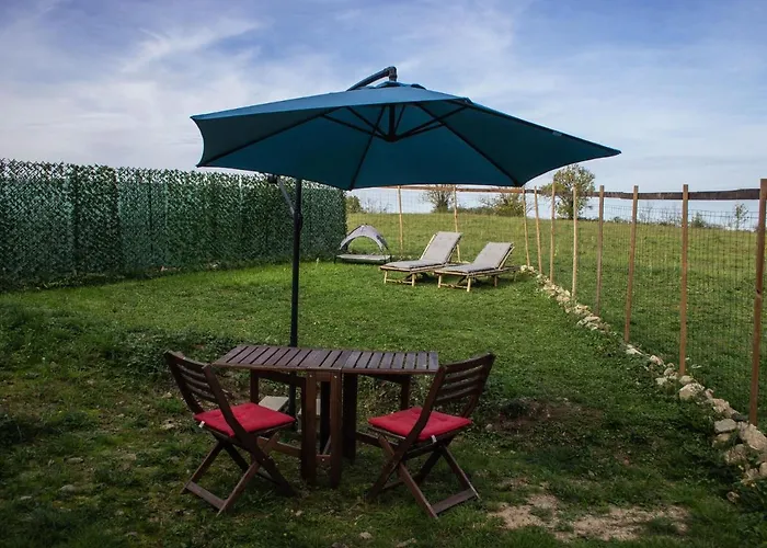 In Auvergne Near Cascade Gour Hébergement de vacances